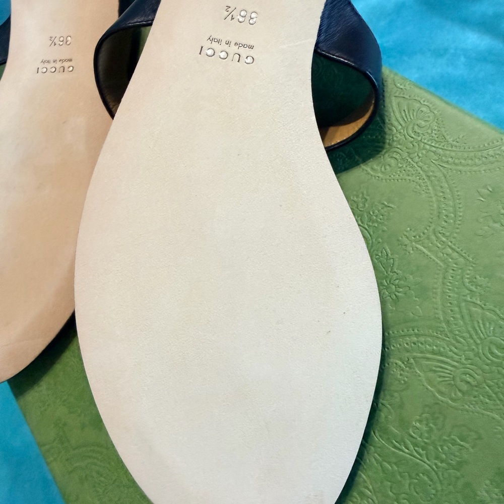 Gucci Black Leather Sandals with Gold GG Logo - Picture 5 of 6